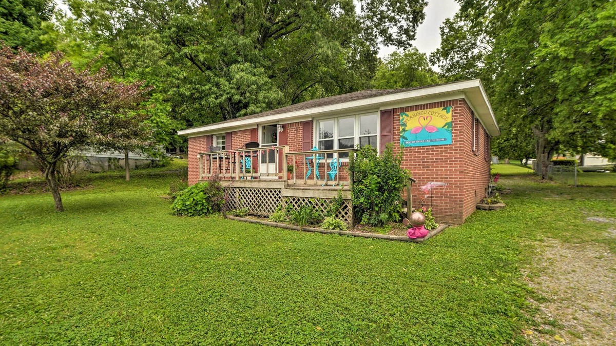 Grand Rivers Cottage | Cheerful Grand Rivers Cottage, 1/2 Mi to Lake