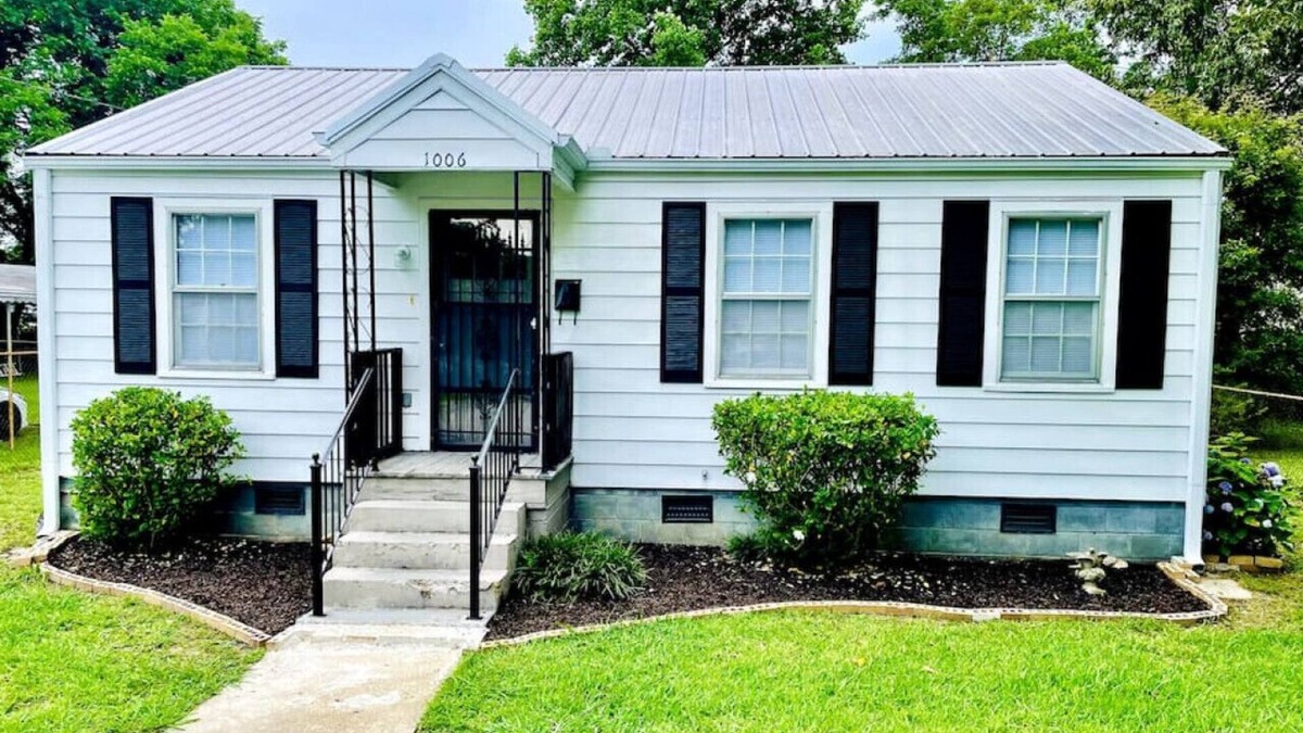 Gadsden House | ★ Cheerful Home Close to everything in Gadsden. ★