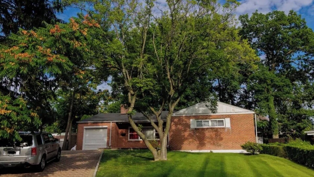 Lincoln Park House | Cheerful Home in Yonkers NY