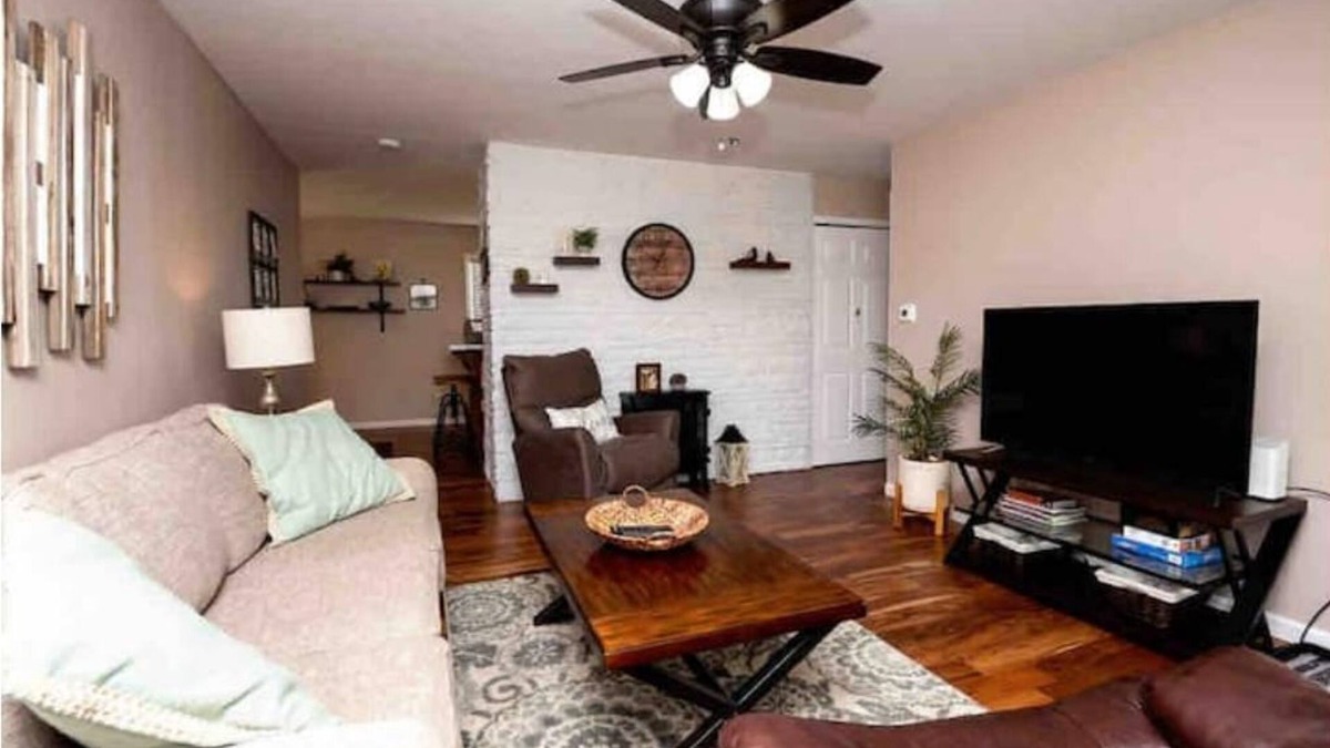 Niles House | Cheerful home-Niles. 5 Miles to Notre Dame, 25-30 Miles to Lake Mich Beaches