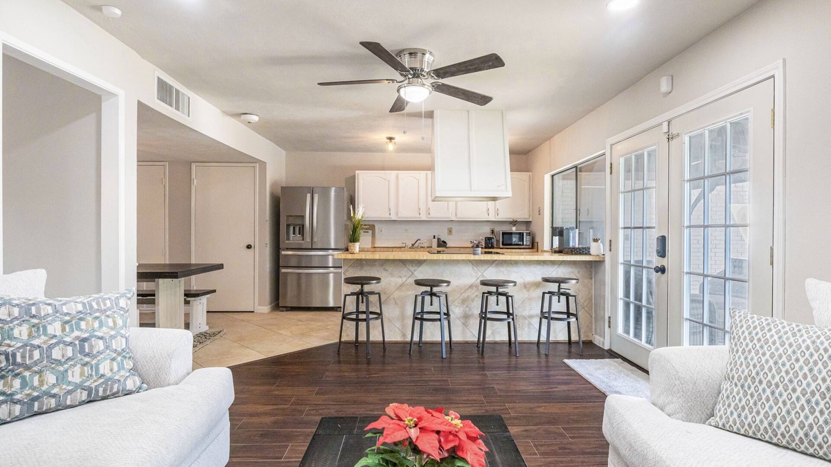 The Colony House | Cheerful Home- Pool, Backyard, 3 bdrm, Large fence