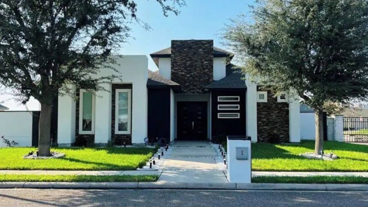 Pharr House | Cheerful Home with a Pool