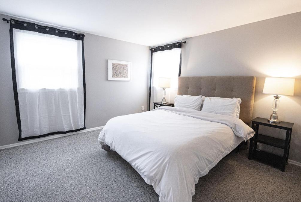 Charlotte House | Cheerful home with free parking and WiFi