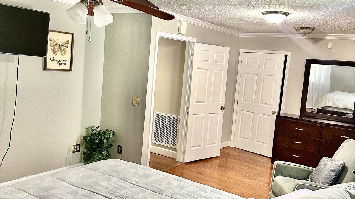 Florence House | Cheerful home with plenty of privacy and entertainment room.