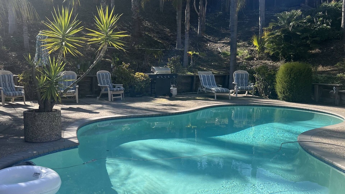 Antioch House | Cheerful house 3 bed 4 bath pool house