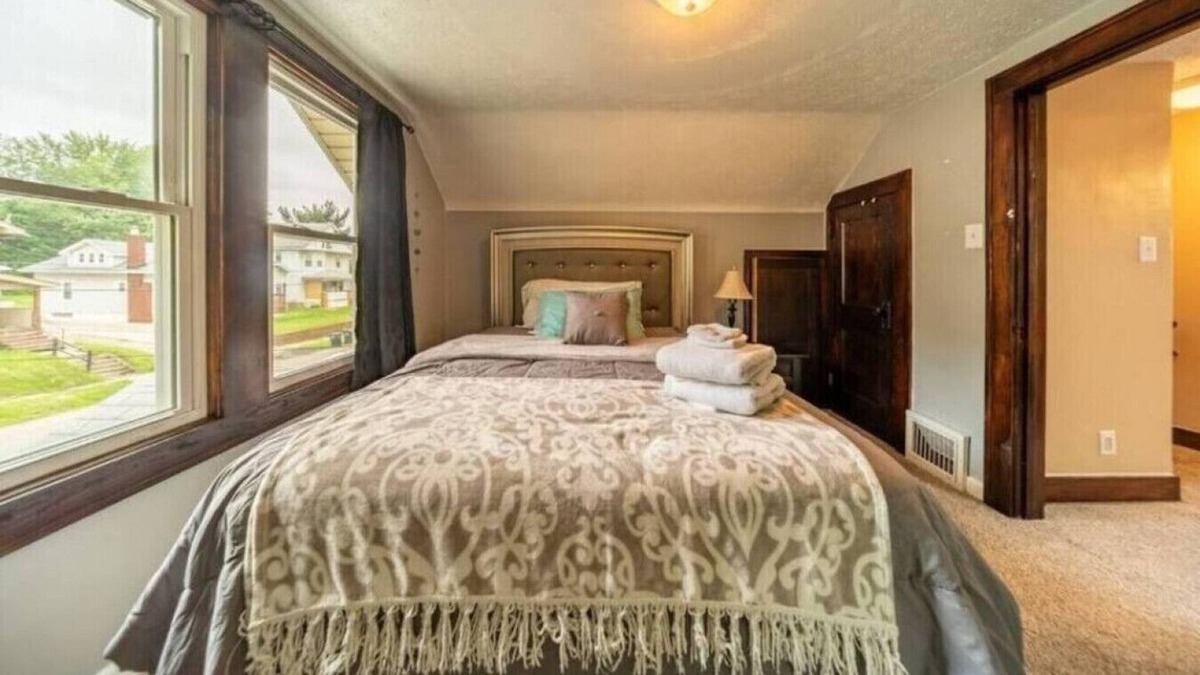 Akron House | Cheerful, Kenmore, Summit Lake