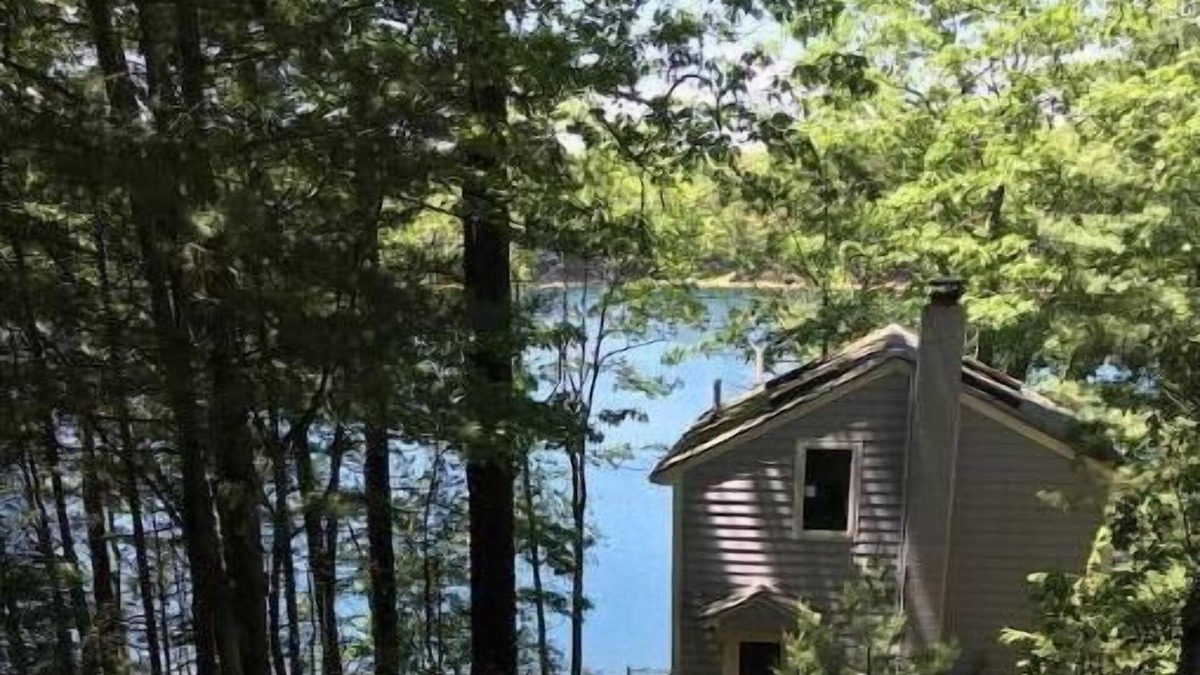 Concord Cottage | Cheerful lake-front cottage