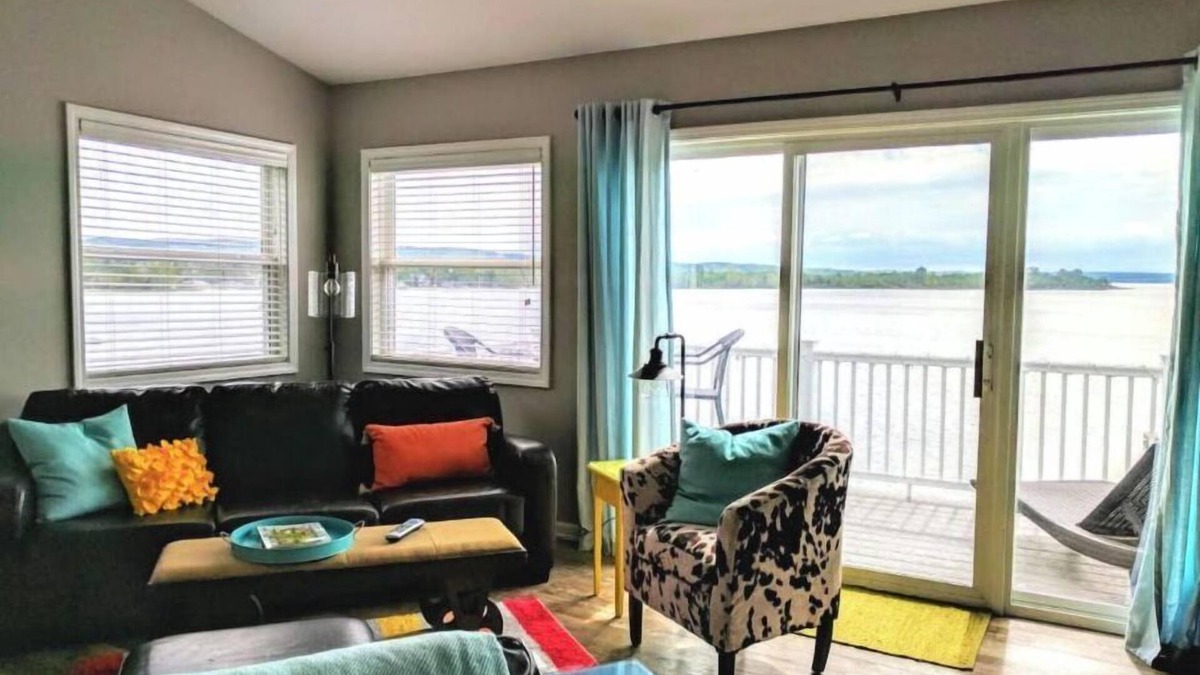 Onekama Condo | Cheerful Lakefront Condo Between 2 Lakes