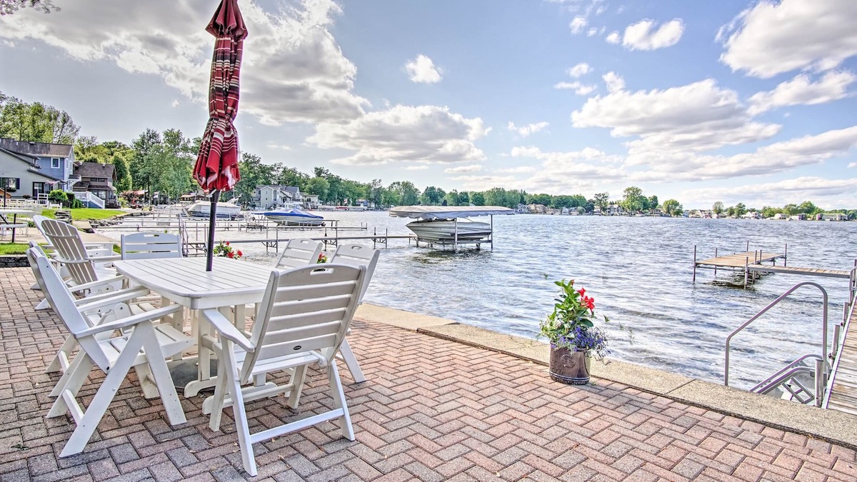 Fremont Cottage | Cheerful lakefront cottage with kayaks and fire pit