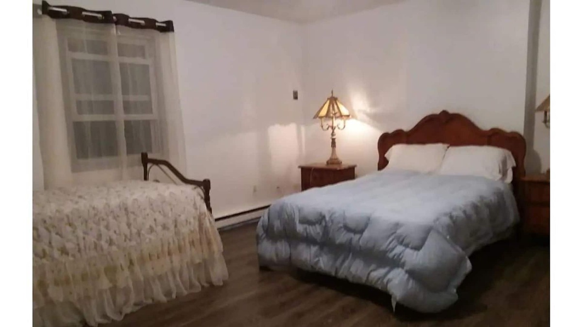 New Kingston Cottage | Cheerful mountain duplex!