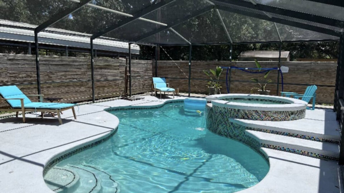 Riverview House | Cheerful Newly Renovated *HEATED* POOL/SPA 5min from Tampa