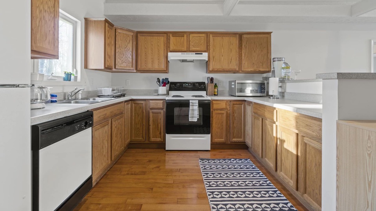 Cats Paw Cottage | Cheerful Open Space with Water Access & Fire Pit