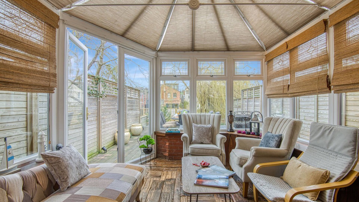 Bourne End House | Cheerful river front town house with parking