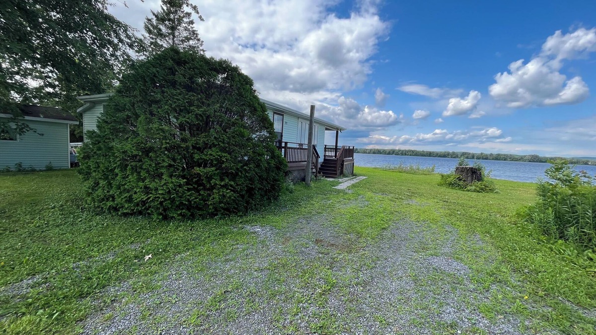 Clarence-Rockland Cottage | Cheerful riverfront cottage with dream views