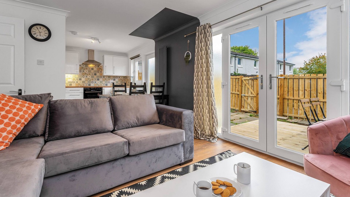 Livingston House | Cheerful Stays: Livingston - 4 Bedroom 3 Bath home - Great for Groups