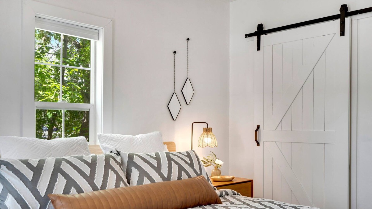 Windsor House | Cheerful & Stylish Great beds near Windsor Lake
