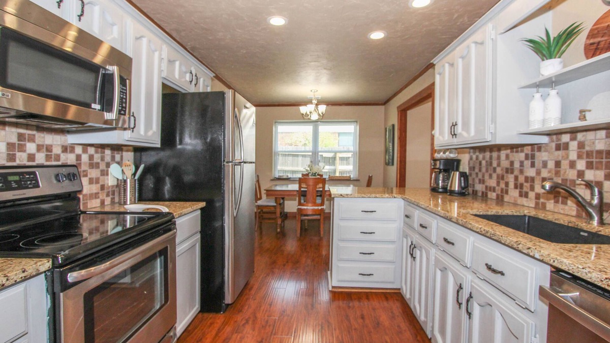 Jenks House | Cheerful Three Bedroom Home Jenks/Tulsa Oklahoma