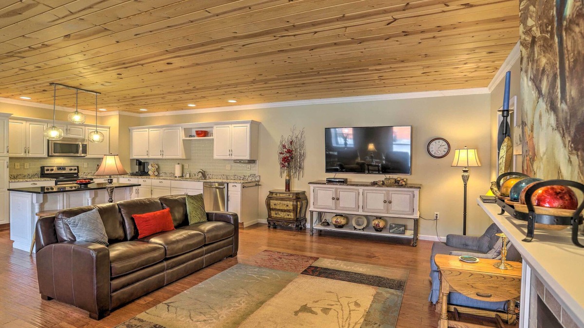 Tiffin Cottage | Cheerful Tiffin Digs in the Heart of Downtown
