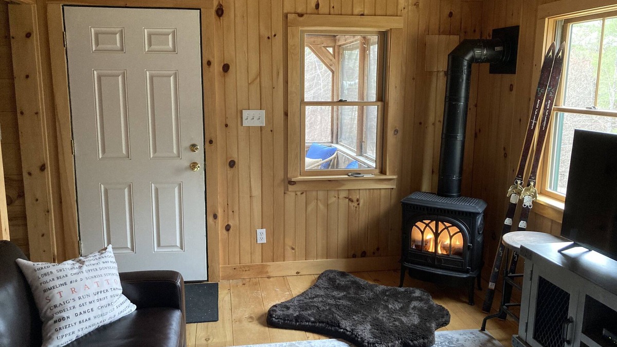 Townshend Cabin | Cheerful Tiny Cabin hideaway near hiking, skiing & snowmobiling in small town VT
