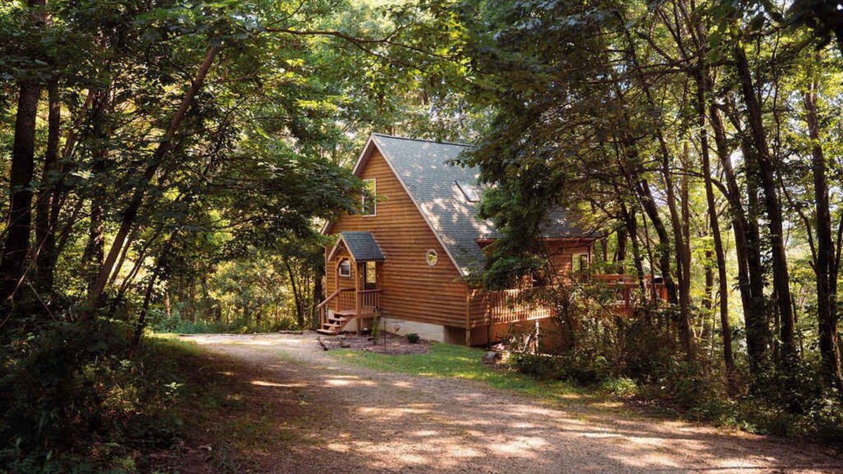 Rockbridge Cabin | Cheerful Two Bdrm Cabin with Hot Tub & Pet Friendly