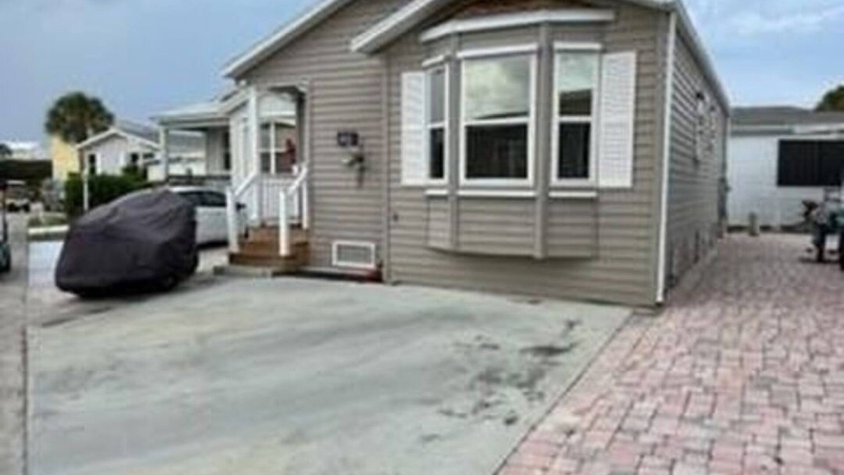 Nettles Island Cottage | Cheerful two bedroom home walk to the ocean nettles island
