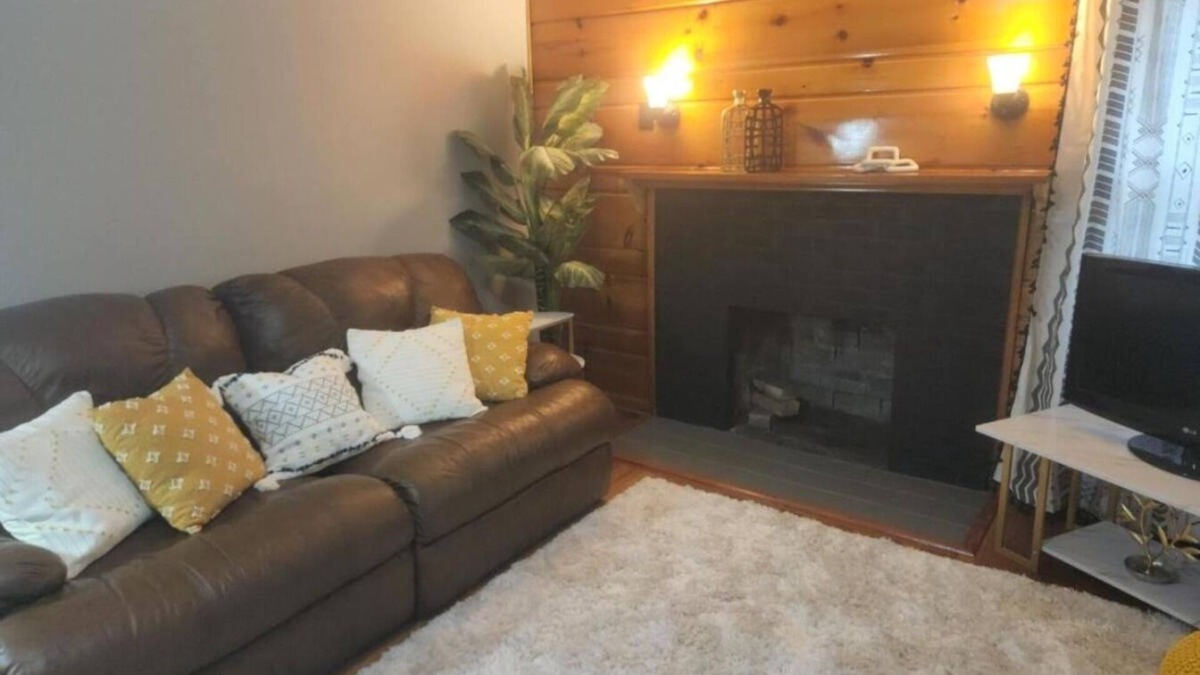 Flint House | Cheerful two bedroom home with huge quiet backyard