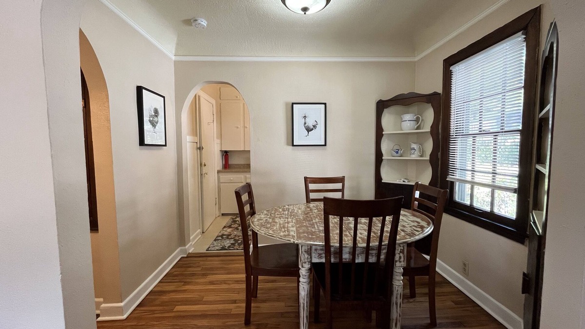 Des Moines House | Cheerful two bedroom duplex