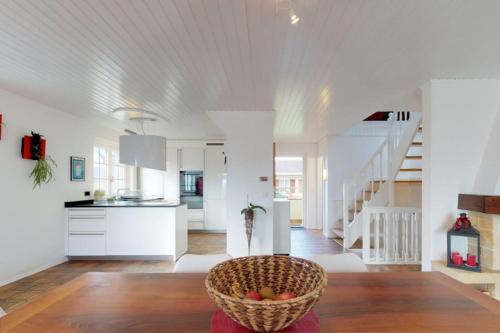 Noville Villa | Cheerful villa with fireplace, bath-tub and garden