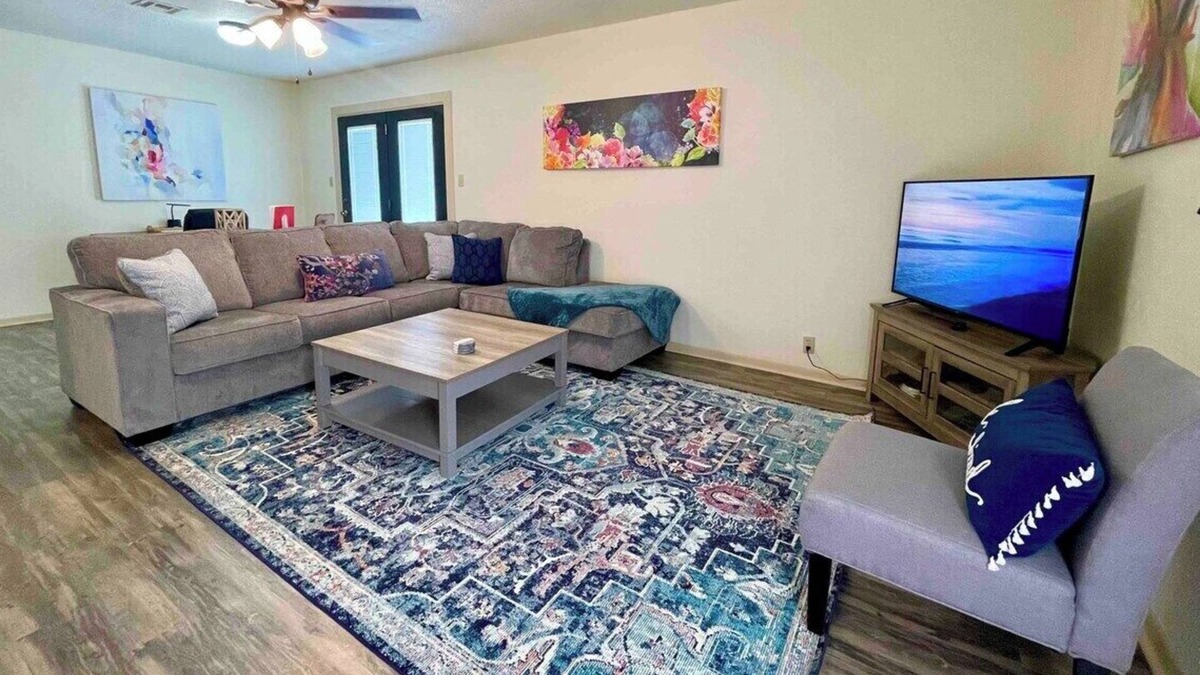 Port Neches House | Cheerful Watercolors in 2BR Cottage