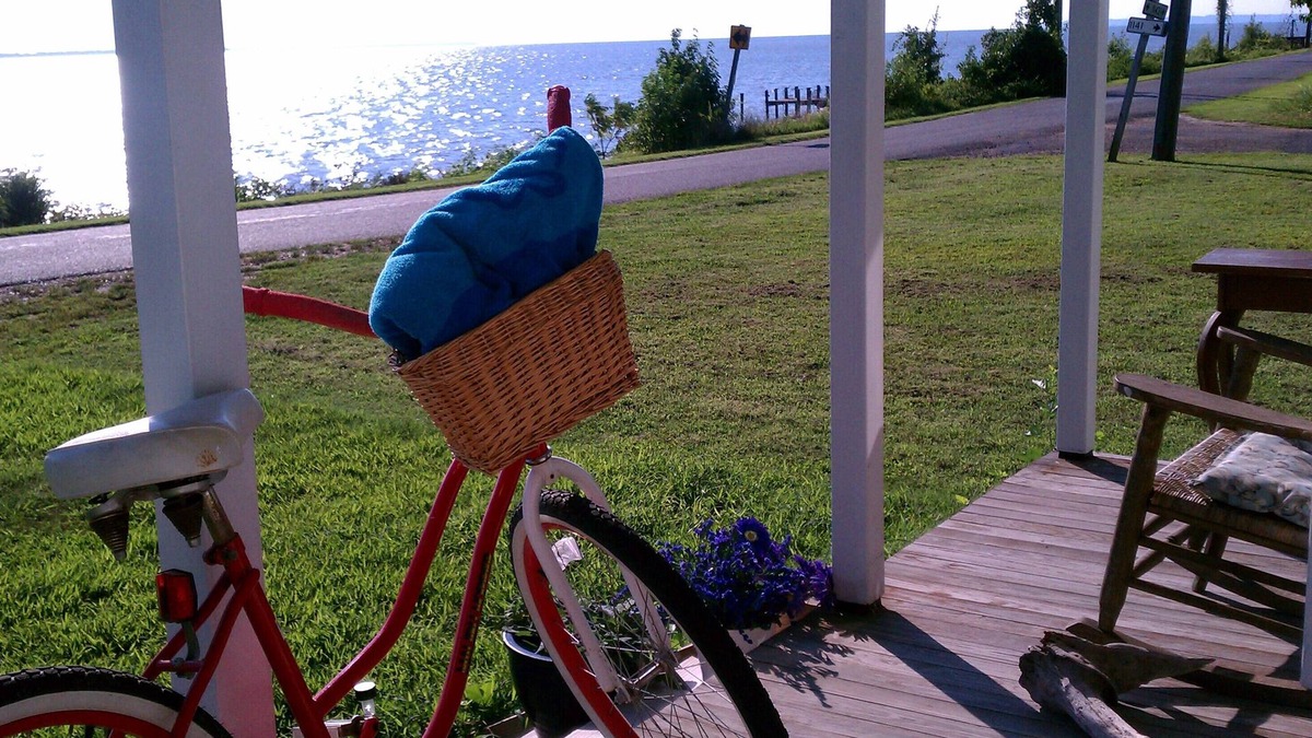 Issue Cottage | Cheerful Waterfront Cottage With Perfect Porch For Viewing