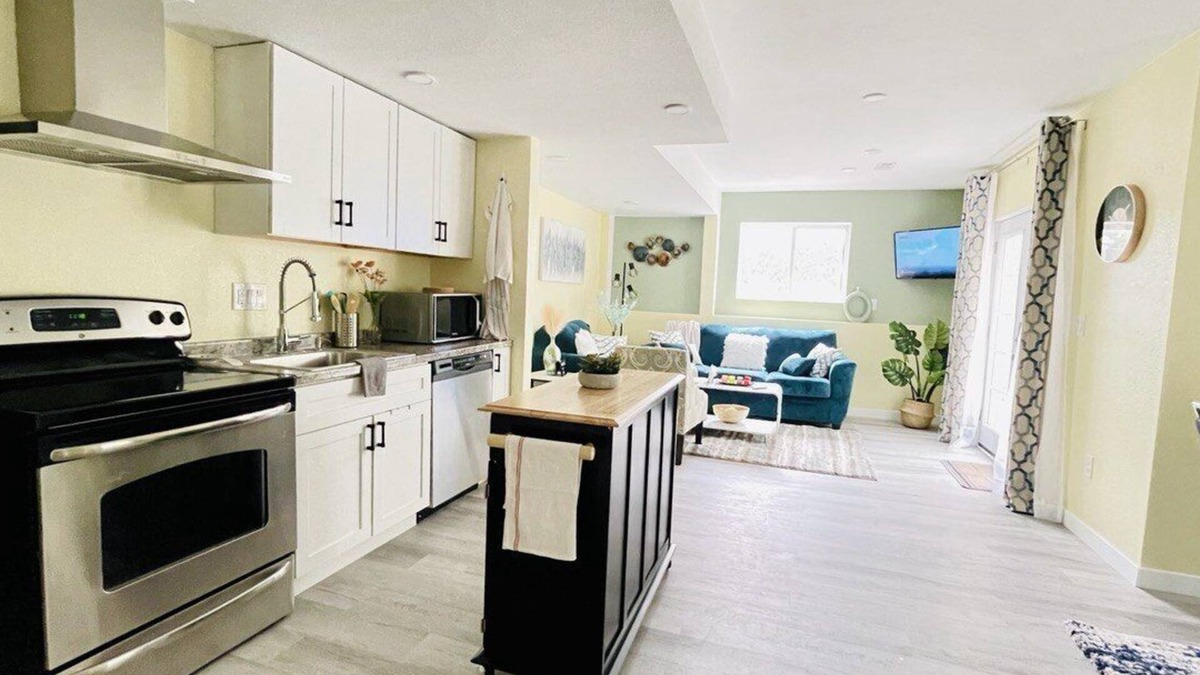 Seven Hills House | Cheerfull 2 bedroom Basement Apartment