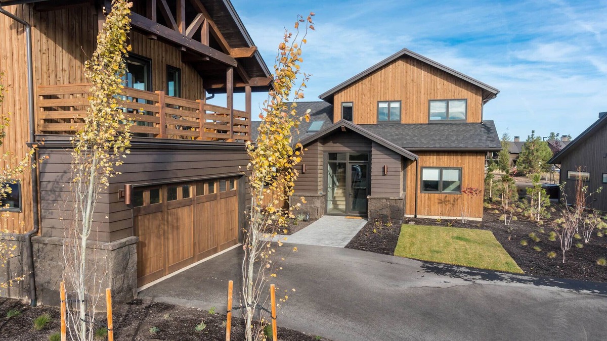 Bend House | CHEERY + bright ~ plush beds ~ resort amenities ~ BBQ ~Bend/Bachelor ~ wifi ~ 🐶