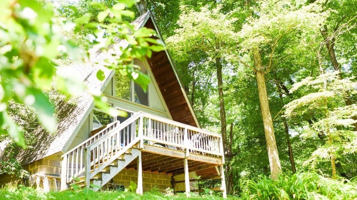 Colonial Beach Cabin | Cheery, Peaceful Water Front Cabin on Winery Grounds