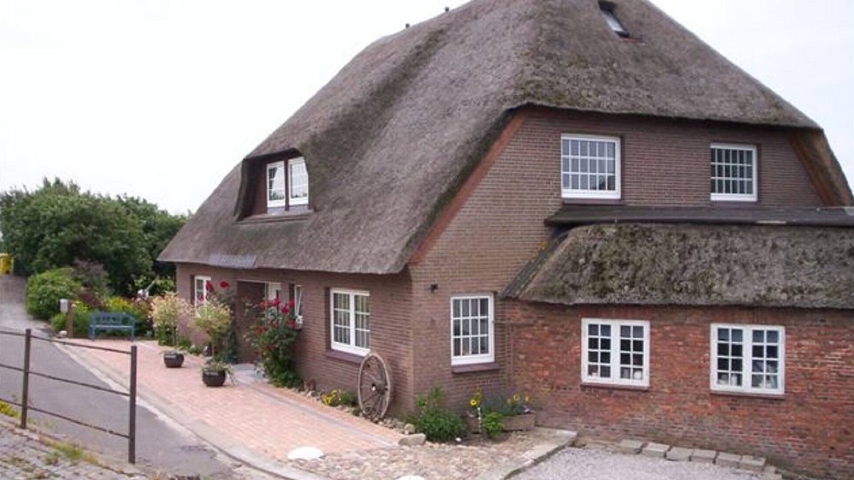 Galmsbull Apartment | Cheese room - thatched roof house, garden, sauna, close to the beach