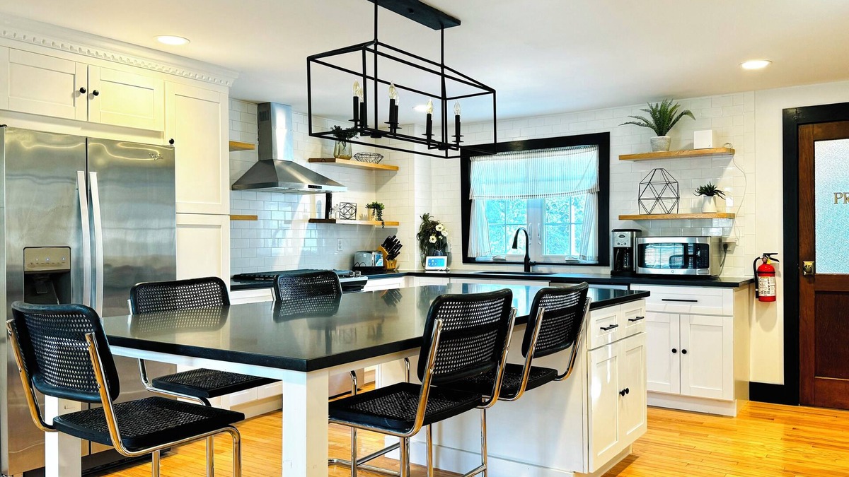 Maplewood House | Chef’s Kitchen & Huge Patio - 2BR 2B - Close to NYC EWR Seton Hall Prudential Ce