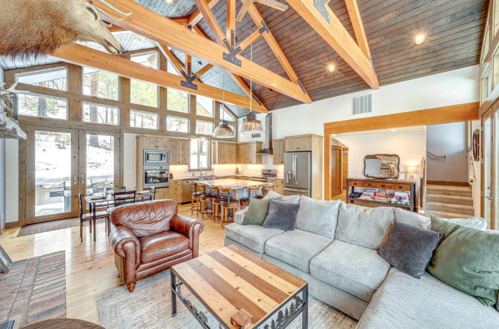 Pateros House | Chelan Mountain Retreat Chalet with Fire Pit!