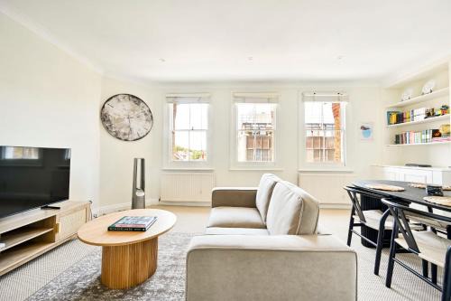 Royal Borough of Kensington and Chelsea Apartment | Chelsea Chic, Quiet, Light Filled, Upscale