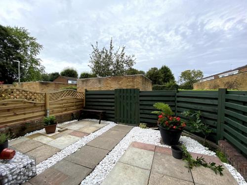 Dunstable House | Chelsea House-Huku Kwetu Dunstable-3 Bedroom House-Garden-Free Wifi-Bicycle parks-Private parking-16km from London Luton airport-close to Woburn Abbey