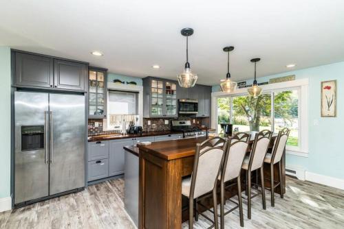 Lyndon Township House | Chelsea Lake House, Game Room, & Pontoon-rental