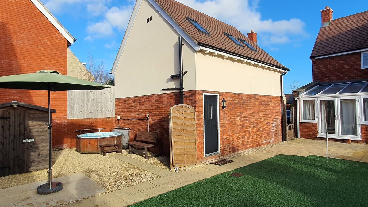 Patchway Apartment | Cheltenham Studio Apartment with Private Hot Tub