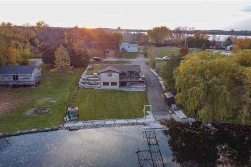 Selwyn House | Chemong Lake Waterfront Cottage☆privateboatlaunch