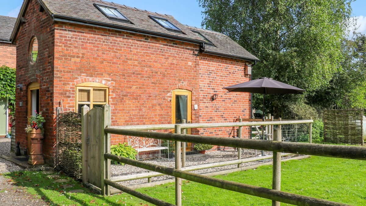 Sandbach Cottage | CHEQUER STABLE, romantic, character holiday cottage in Sandbach