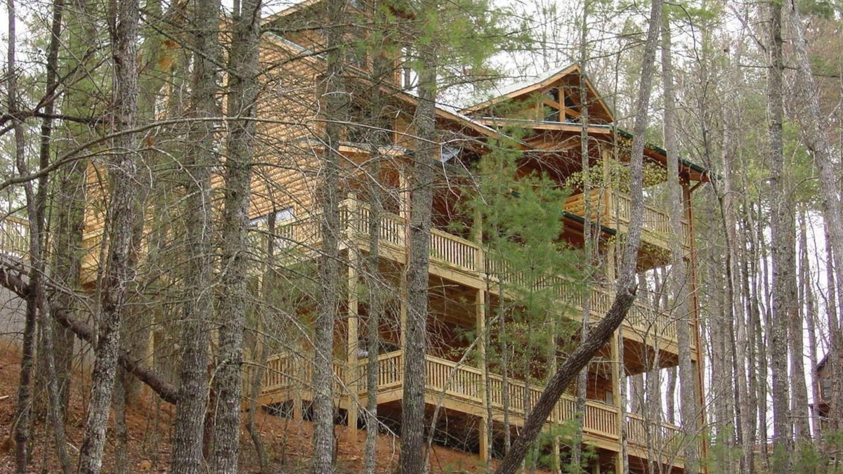 Epworth Cabin | CHEROKEE DREAM - SECLUDED MTN VIEW, POOL TABLE, AIR HOCKEY, FIRE PIT, SCREENED PORCH