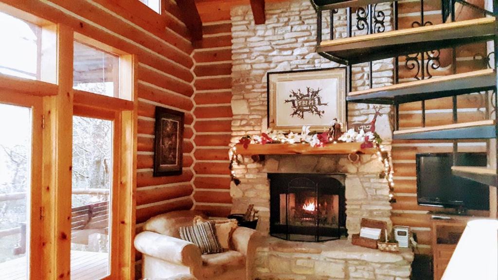 Eureka Springs Ski Chalet | Cherokee Mountain log Cabins