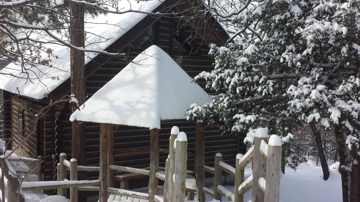 Eureka Springs Cabin | Cherokee mountain log cabin resort