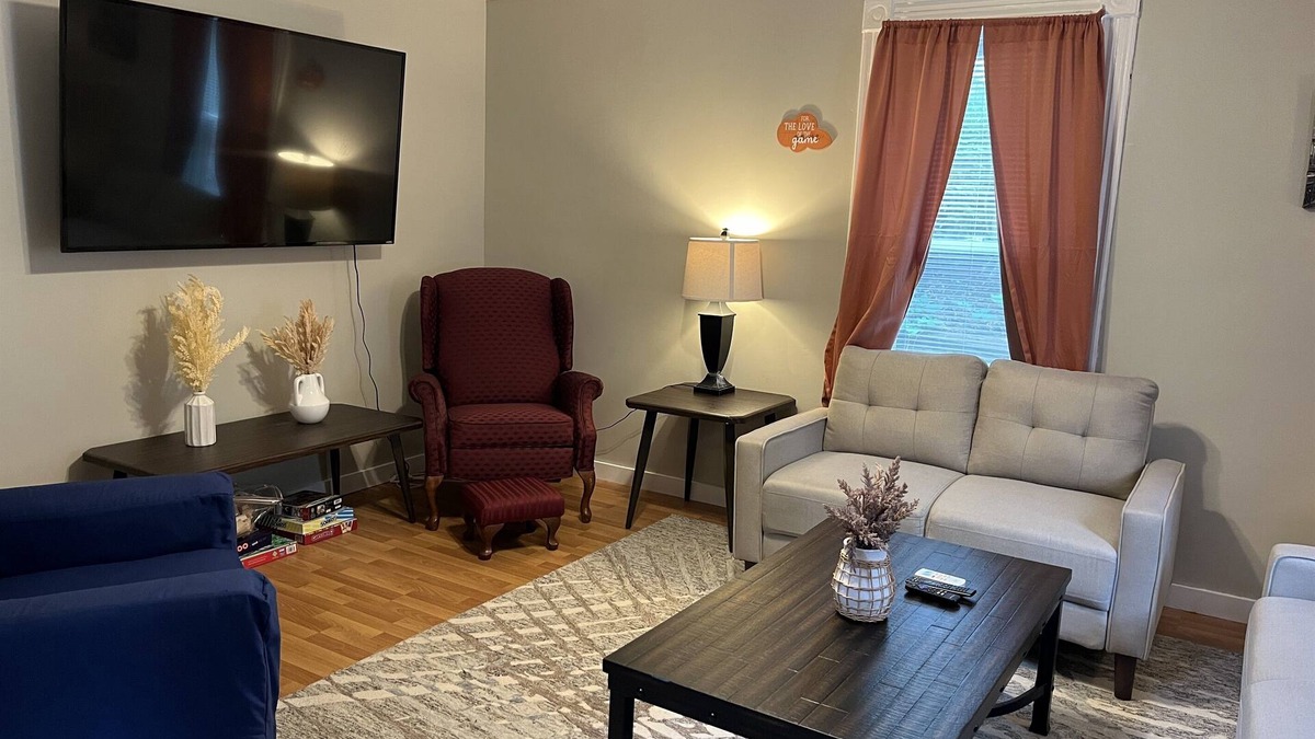 Oneonta House | Cherry Hill 5 minutes to All Star Village, updated, near shops & restaurants