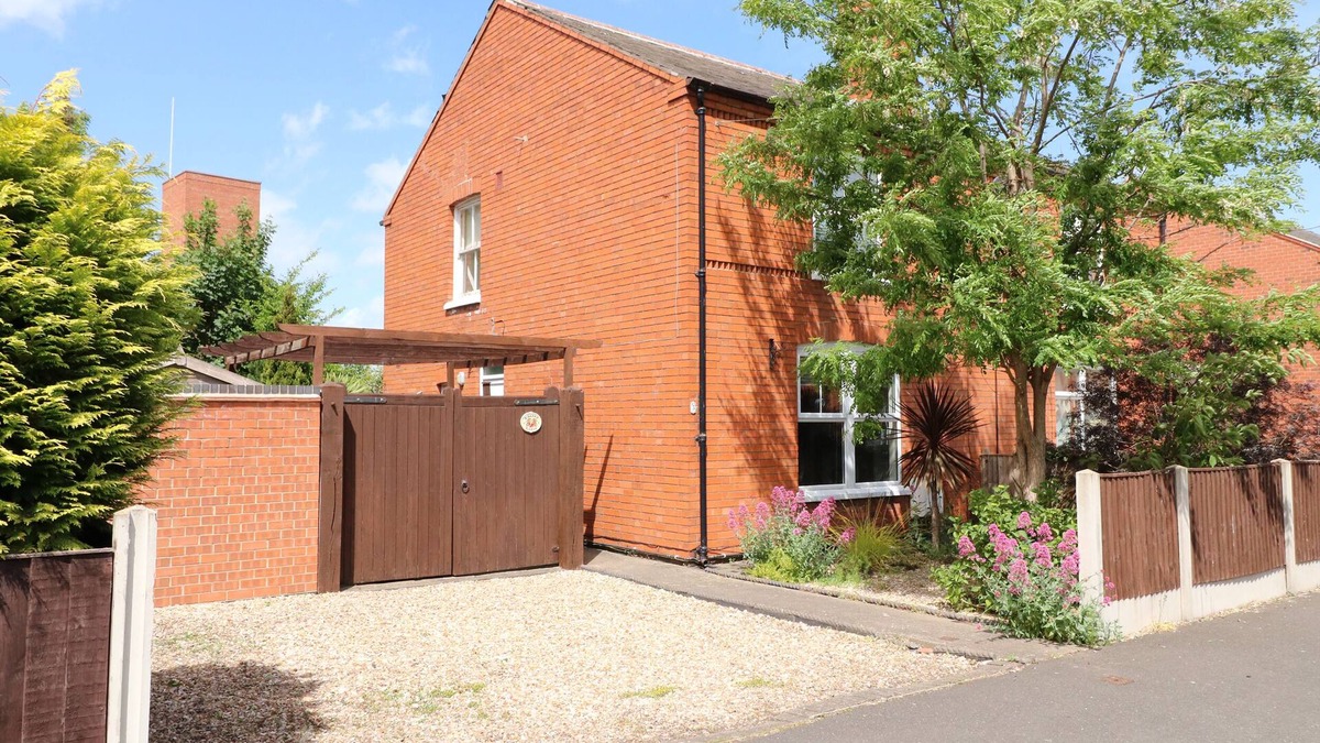 Newark House | CHERRY LODGE, pet friendly, with a garden in Newark-On-Trent