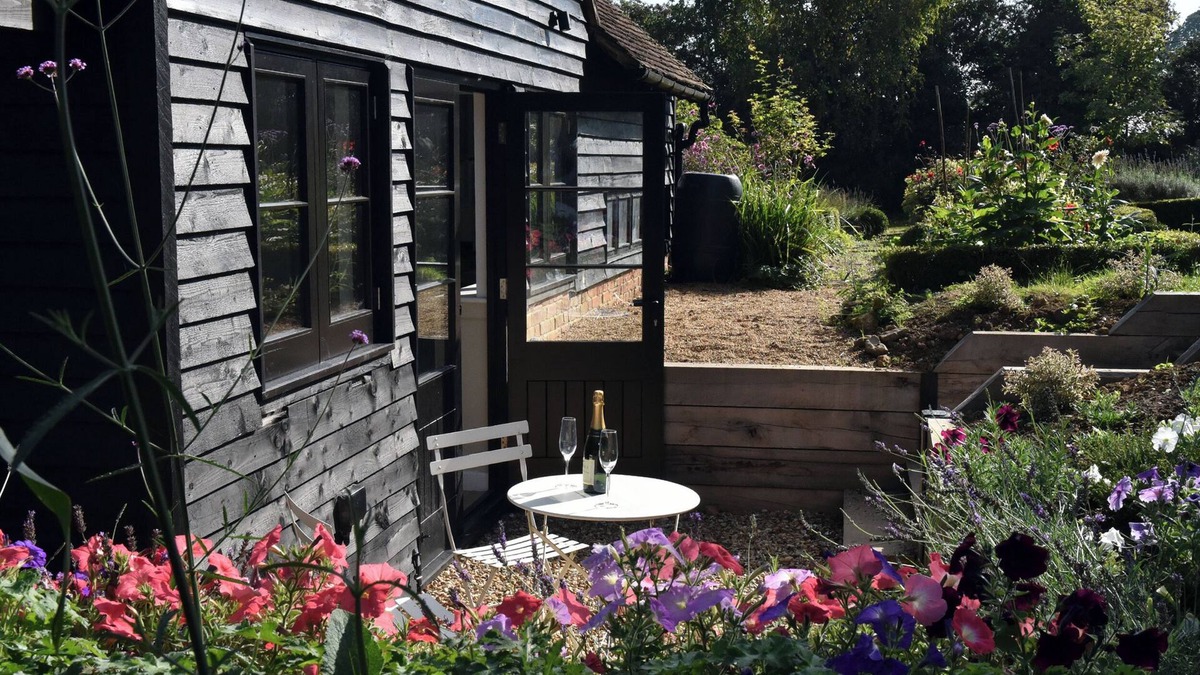 Maidstone Cottage | CHERRY ORCHARD FARM, with a garden in Wateringbury