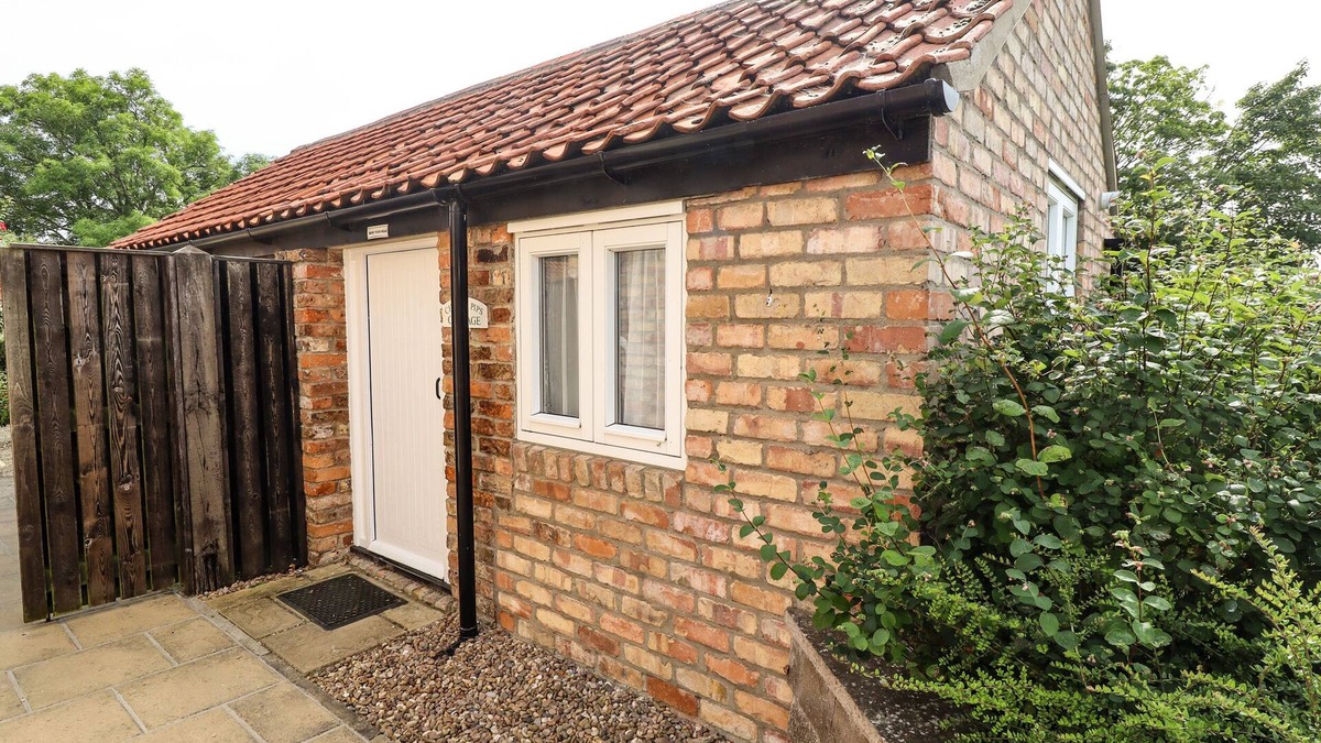 Louth Cottage | CHERRY PIPS, pet friendly, with a garden in Saltfleetby