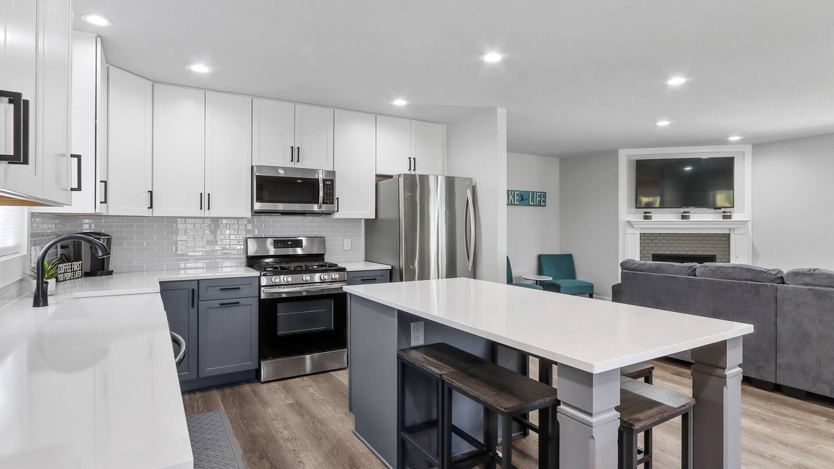 Williams Bay House | Cherry St Retreat, Walk to Geneva Lake, Sleeps 14!